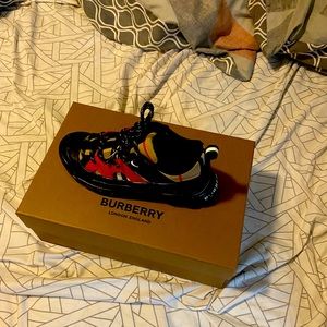 Kids Burberry sneakers s32 s1. Black/red